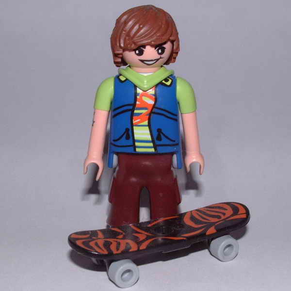 07 · Skateboarder - figure